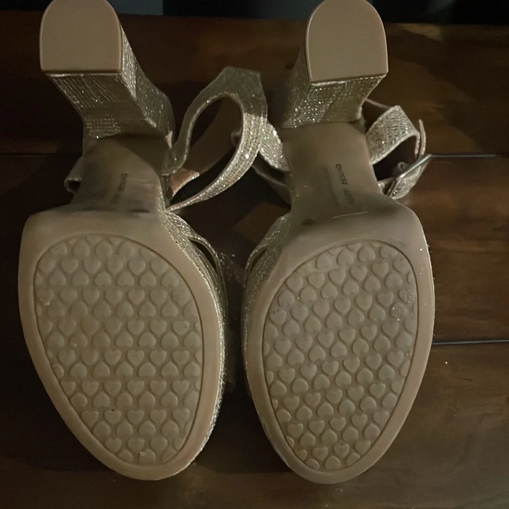 Brand New without box. Cutest Hold platform heel - Picture 5 of 5